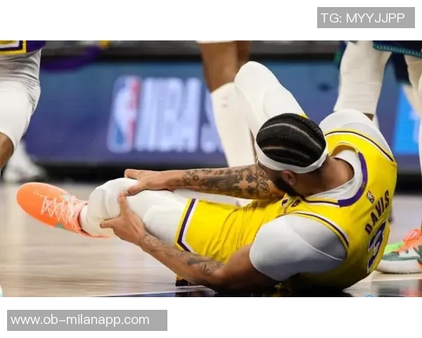 文班在比赛中受伤疑似左膝过度伸展治疗后返回替补席未能再次上场